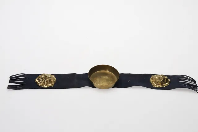 ASKKOPP, för armstöd, mässing och mocka, 1900-talet.