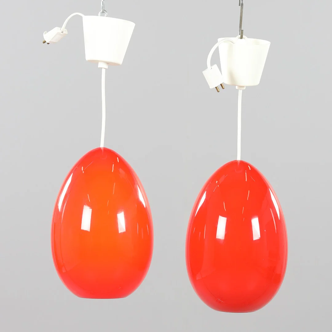 UNO KRISTIANSSON. LUXUS, 1 par lampor "Unouvo" (ett ägg). — Ceiling lights — Stockholms Auktionsverk Helsingborg