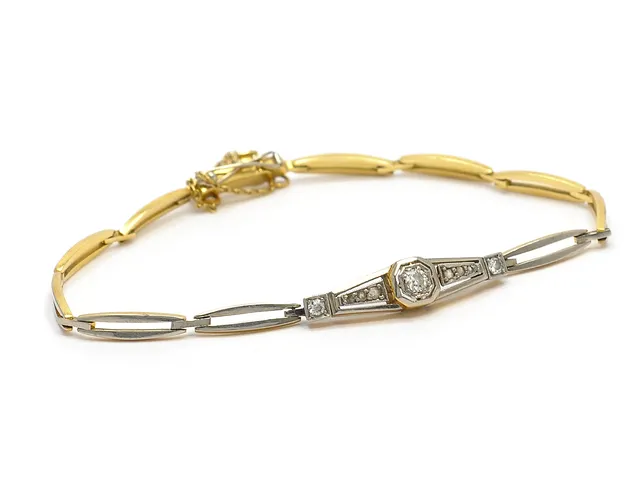 ARMBAND, 18K guld/vitguld, 3 mediumslipade diamanter ca 0,14 ctv, 6 rosenslipade diamanter, längd 17,5 cm, vikt 8,2 g.