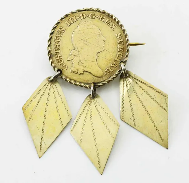 DRÄKTSMYCKE, sk kedjepenning/sellpenning, guldförgyllt silver, Bjuråker/Delsbo, Hälsingland, 1700-tal.