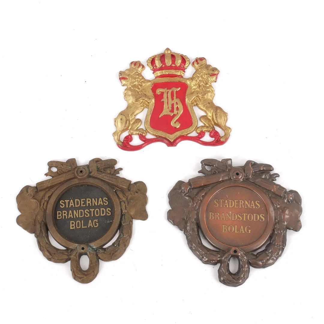 SKYLTAR, 3 st, Husqvarna och Städernas Brandstods Bolag, gjutjärn och koppar, 1900-talets första hälft. — Other collectables — Auktionsfirma Kenneth Svensson i Kalmar
