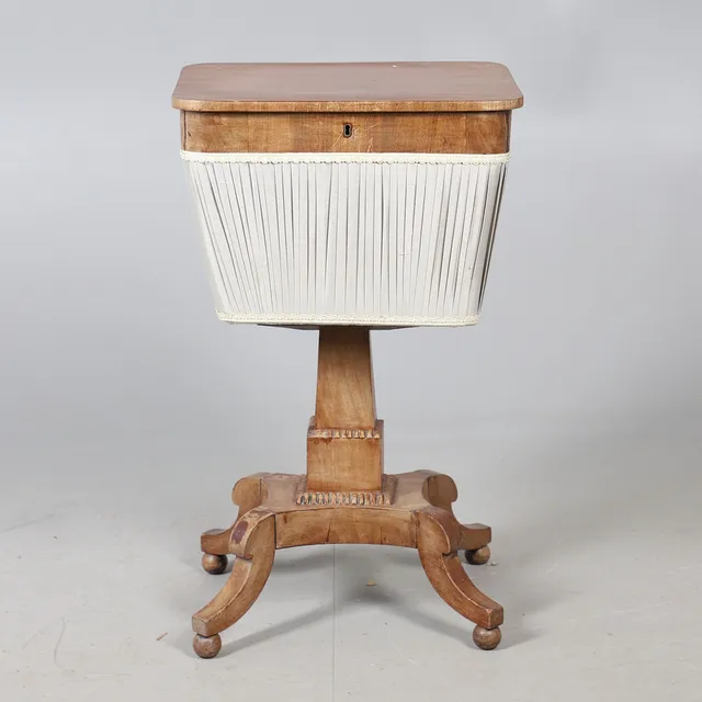 19TH CENTURY MAHOGANY SEWING TABLE.