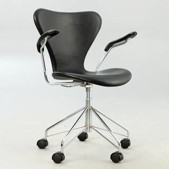 Arne Jacobsen, Bürostuhl Serie 7 für Fritz Hansen, 1994.