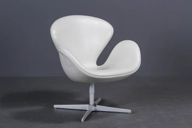 Arne Jacobsen. 'The Swan', lounge chair, Model 3320, off-white leather, Anniversary Model 2008