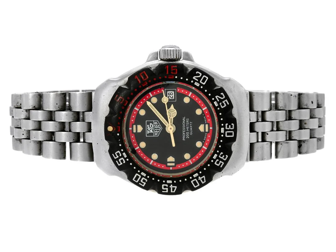TAG HEUER, Formula 1 Professional (200 Meters, (T Swiss Made T), Boett nr. WA1414, damur, 26 mm, plast/stål, quartz, mineralglas, datum, orignallänk, viklås (skadat), cert, mars 1998, box (skadad). — Klockor/Tag Heuer — Kaplans