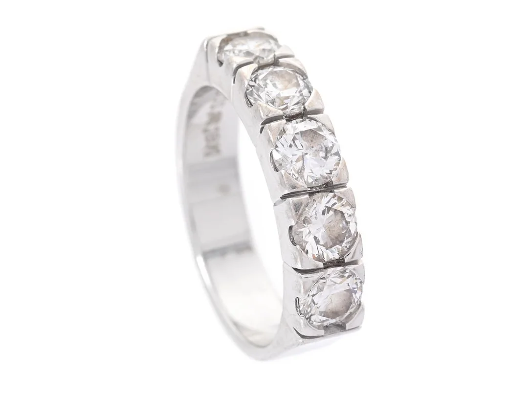 SCHALINS, alliansring, 18K vitguld, 5 briljantslipade diamanter 1,50 ctv enligt gravyr, ca W(H)/SI-P, stl 17,5+ mm, vikt 6,6 g, några diamanter med små nagg på kuletterna. — Smycken/Alliansring — Kaplans