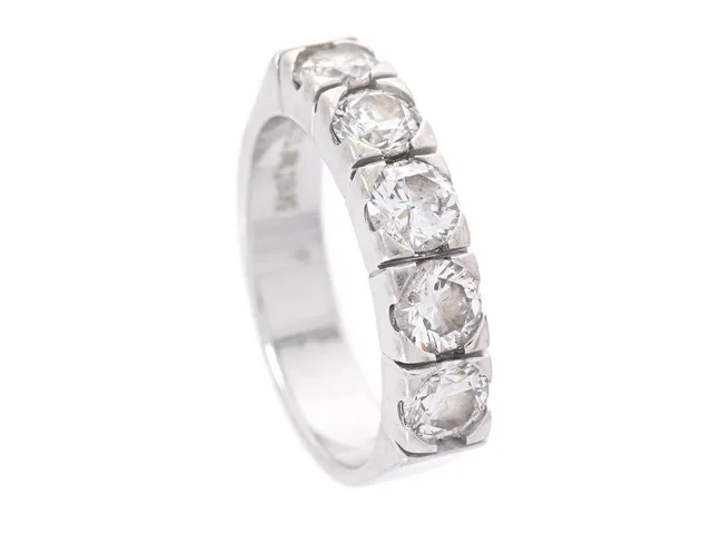 SCHALINS, alliansring, 18K vitguld, 5 briljantslipade diamanter 1,50 ctv enligt gravyr, ca W(H)/SI-P, stl 17,5+ mm, vikt 6,6 g, några diamanter med små nagg på kuletterna.