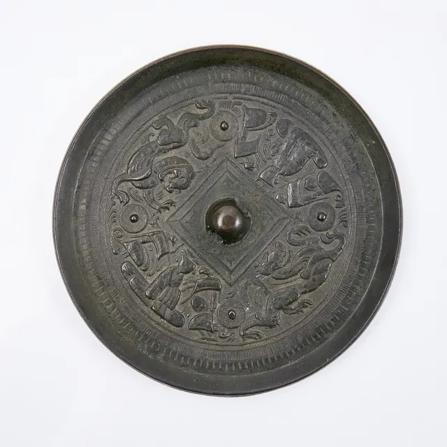 Spegel. Kina, brons, ornament av drakar.