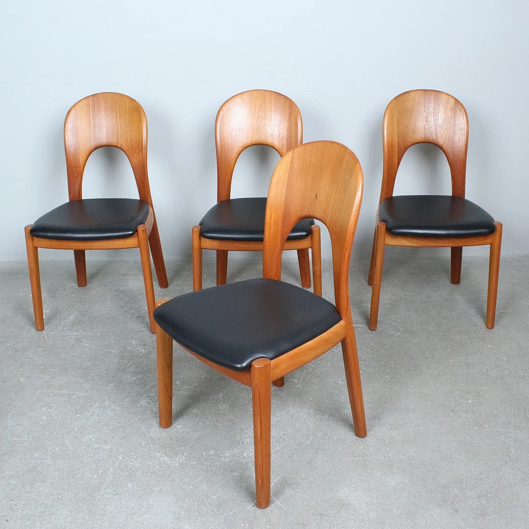 NIELS KOEFOED. für Koefoeds Hornslet, Vier Esszimmerstühle/Stühle, Modell '' Morten'' Eiche, Kunstleder, Denmark, 1970er Jahre. — Armchairs & Chairs — Stockholms Auktionsverk Düsseldorf/Neuss