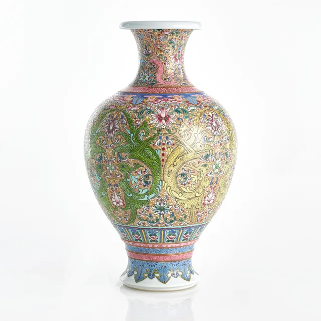 VAS, porslin, Kina, dekor av fenixfåglar och blommor i famille rose, sent 1900-tal/samtida.