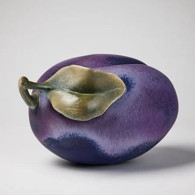 KERSTIN HÖRNLUND. Skulptur i form av plommon, stengods.