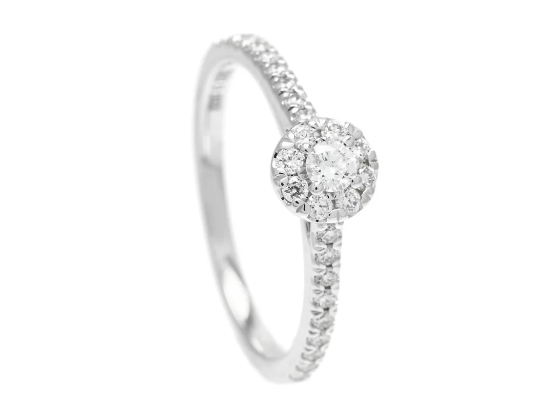 RING, 18K vitguld, 27 briljantslipade diamanter ca 0,35 ctv varav mittsten ca 0,08 ct, ca TW-W/VVS-VS, stl 16,75 mm, vikt 2,5 g. — Smycken/Ring — Kaplans