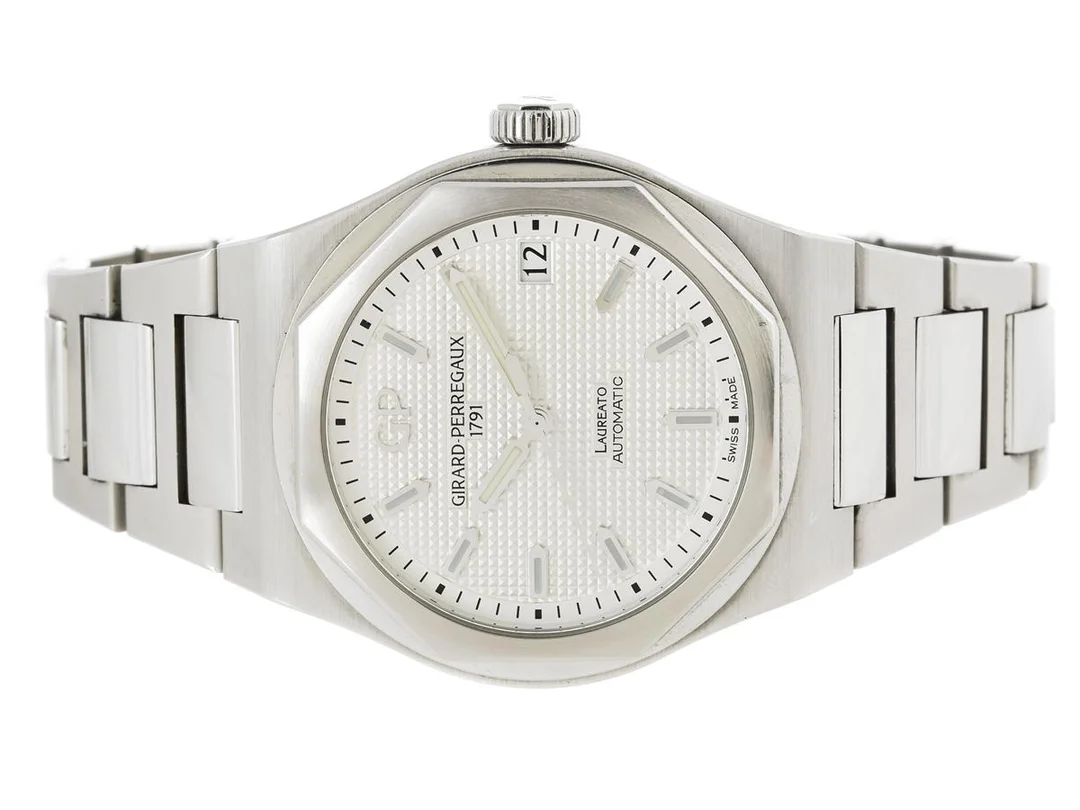 GIRARD-PERREGAUX, Laureato, Cal 1800, Verk nr. 417, Serie nr. 1219, Ref nr. 81010-11-131-11A, herrur, 42 mm, stål, automatisk, safirglas, datum, glasbaksida, integrerad originallänk, viklås, cert, april 2020, träbox, ytterkartong. — Klockor/Girard-Perregaux — Kaplans