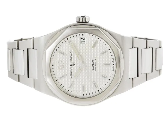 GIRARD-PERREGAUX, Laureato, Cal 1800, Verk nr. 417, Serie nr. 1219, Ref nr. 81010-11-131-11A, herrur, 42 mm, stål, automatisk, safirglas, datum, glasbaksida, integrerad originallänk, viklås, cert, april 2020, träbox, ytterkartong.