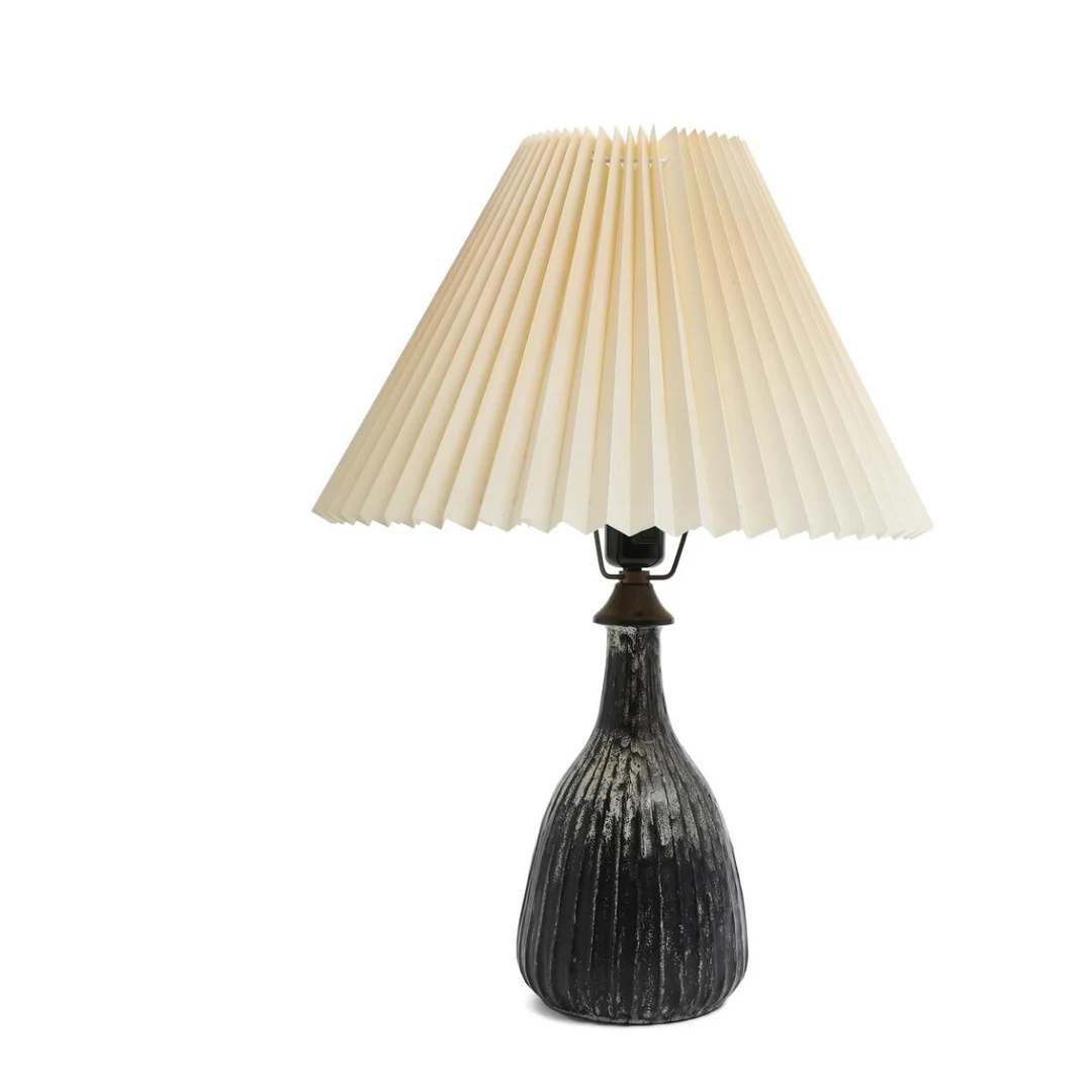 An earthenware table lamp with black/white double glaze and fluted decor. White pleated acrylic shade. Signed HAK. Manufactured by Kähler. H. incl. shade. 51 cm. — Modern Decorative Art — Bruun Rasmussen