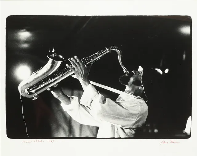JAN PERSSON (1943-2018). Portrætfoto af den amerikanske tenorsaxofonist Sonny Rollins fra 1985, signeret.