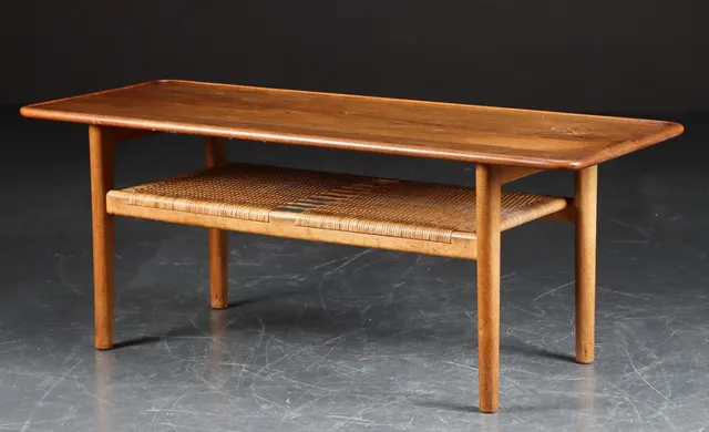Hans J. Wegner. Sofabord af eg og teaktræ, model AT10.