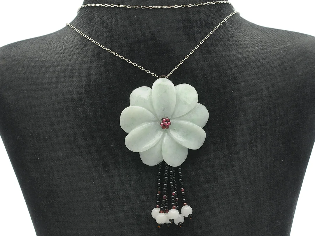 COLLIER, jade, svarta och röda kulor, vitmetall, en vit kula skadad. — Smycken/Collier — Kaplans