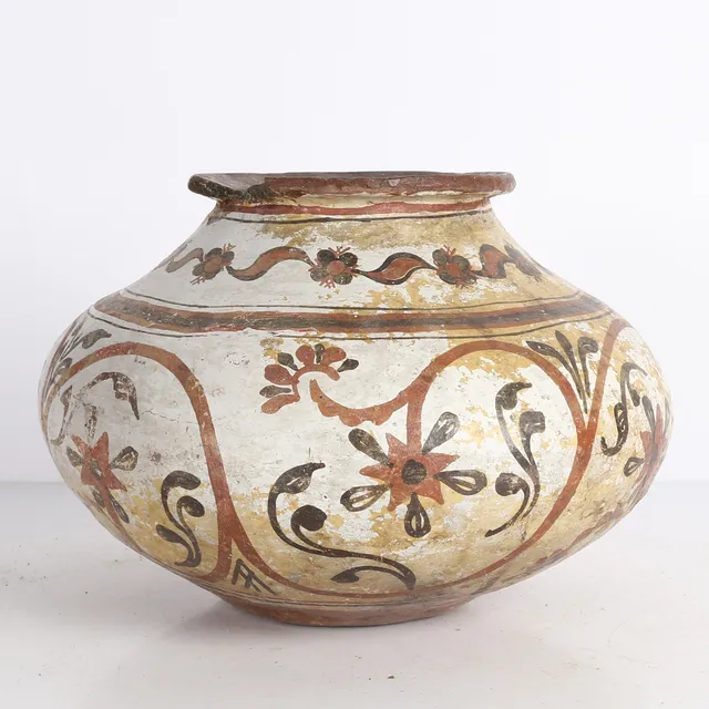A 19TH CENTURY PUEBLO POTTERY POT OR OLLA.