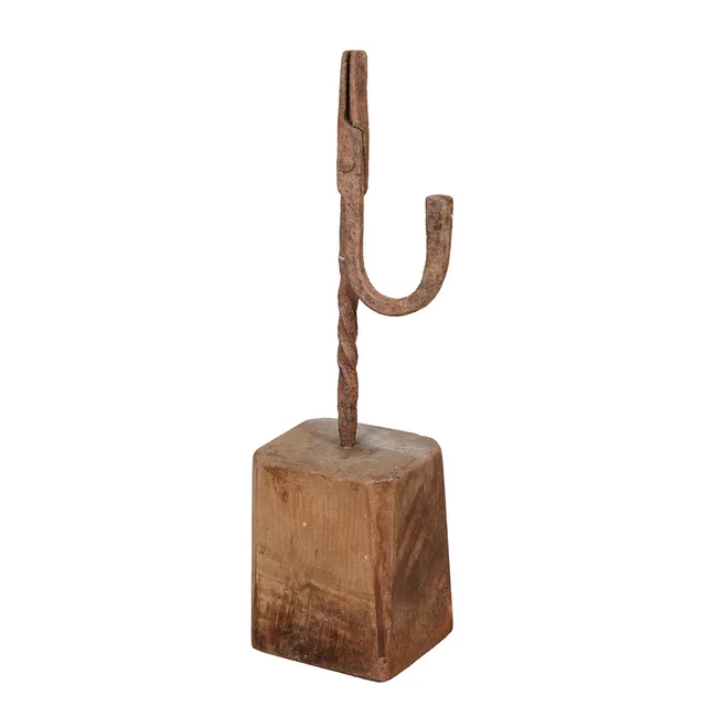 AN 18TH CENTURY WROUGHT IRON RUSH NIP.