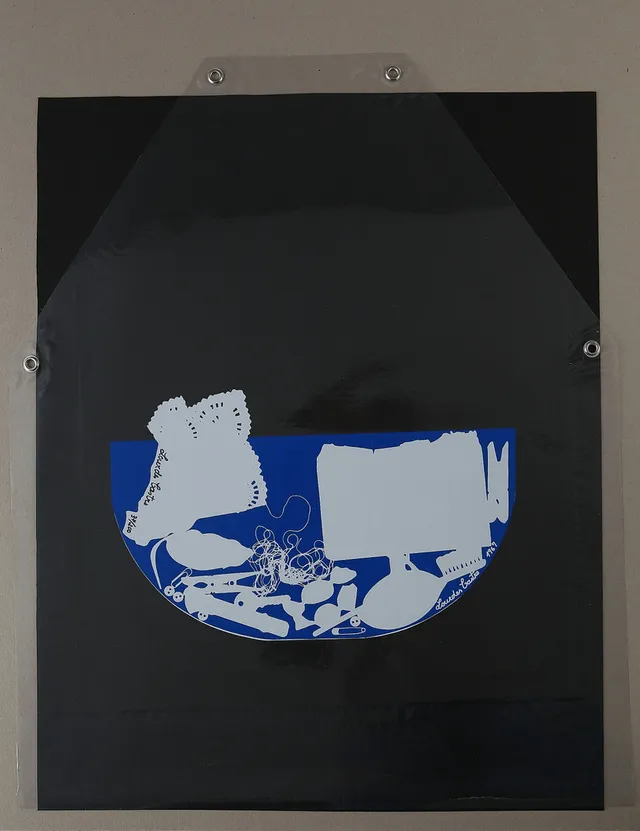 LOURDES CASTRO. "Sombra de uma algibeira de avental", förkläde (skulptur), serigrafi på plast, signerad, daterad 1967, numrerad 37/200.
