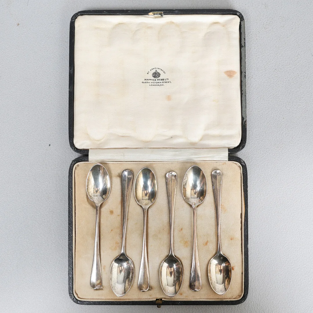 A SET OF SIX EDWARD VII SILVER TEASPOONS (6). — Silver — Bishop & Miller