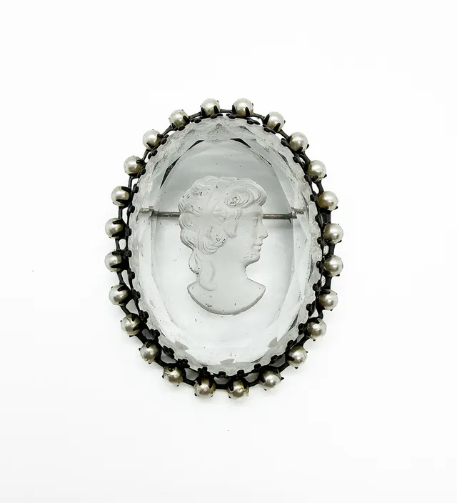 BROSCH, kamé, svartmetall, glas & pärlor, Victoriansk stil, 1900-tal.