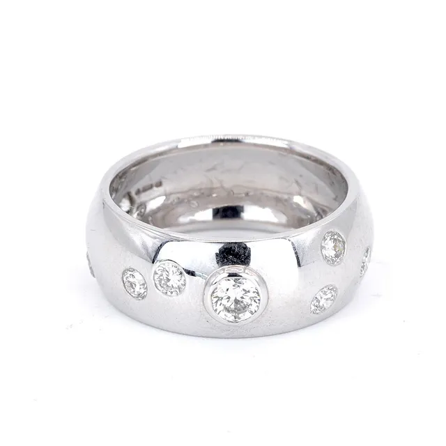 18CT DIAMOND SET RING.