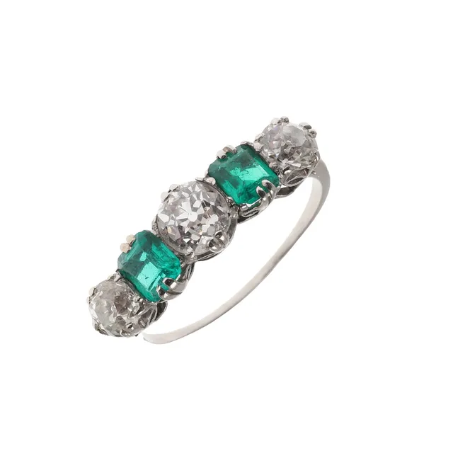 AN EMERALD AND DIAMOND FIVE STONE RING.