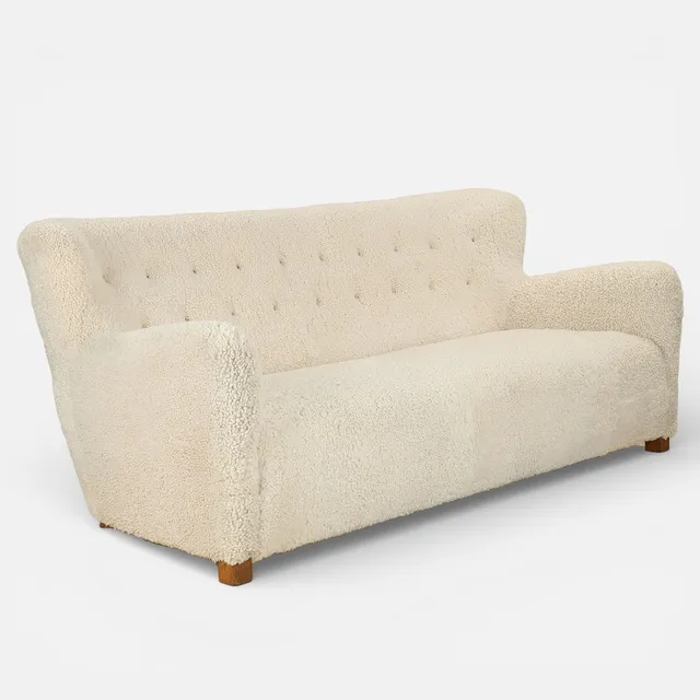 DANSK SNEDKERMESTER. Tre-personers sofa med ben af bejdset bøg, ny polstret med lys lammeuld, 1930/1940'erne.