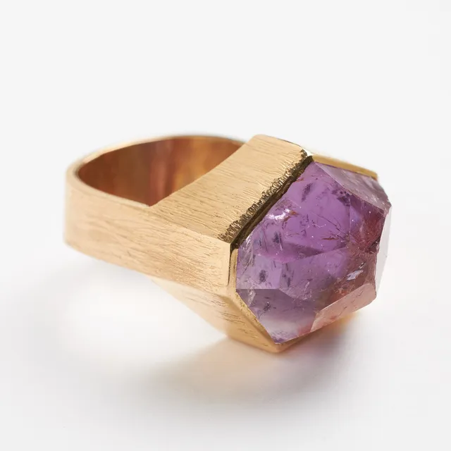 REY URBAN. Ring, 18 k guld med en fasettslipad ametist, Stockholm 1969.