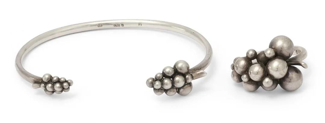 “Moonlight Grapes” jewellery set in sterling silver consisting of bracelet and ring. L. 17 cm. Ring W. 16 mm. Size 51. (2) — Jewellery — Bruun Rasmussen