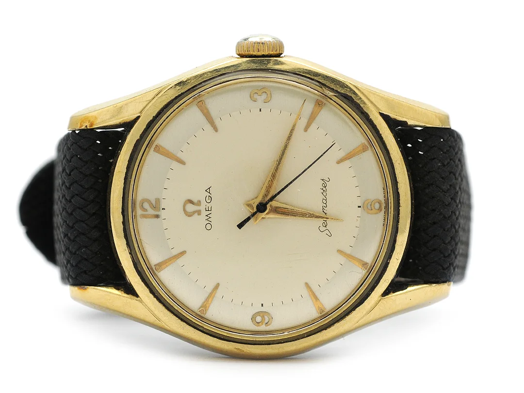 OMEGA, Seamaster, Cal 284, Serie nr. 16052299, Ref nr. KO 2938, Boett nr. 2938-1 SC, herrur, 35,5 mm, guld på stål, manuell, plexiglas, skadad urtavla, defekt, skadad boett, perlonband, ca 1958. — Klockor/Omega — Kaplans
