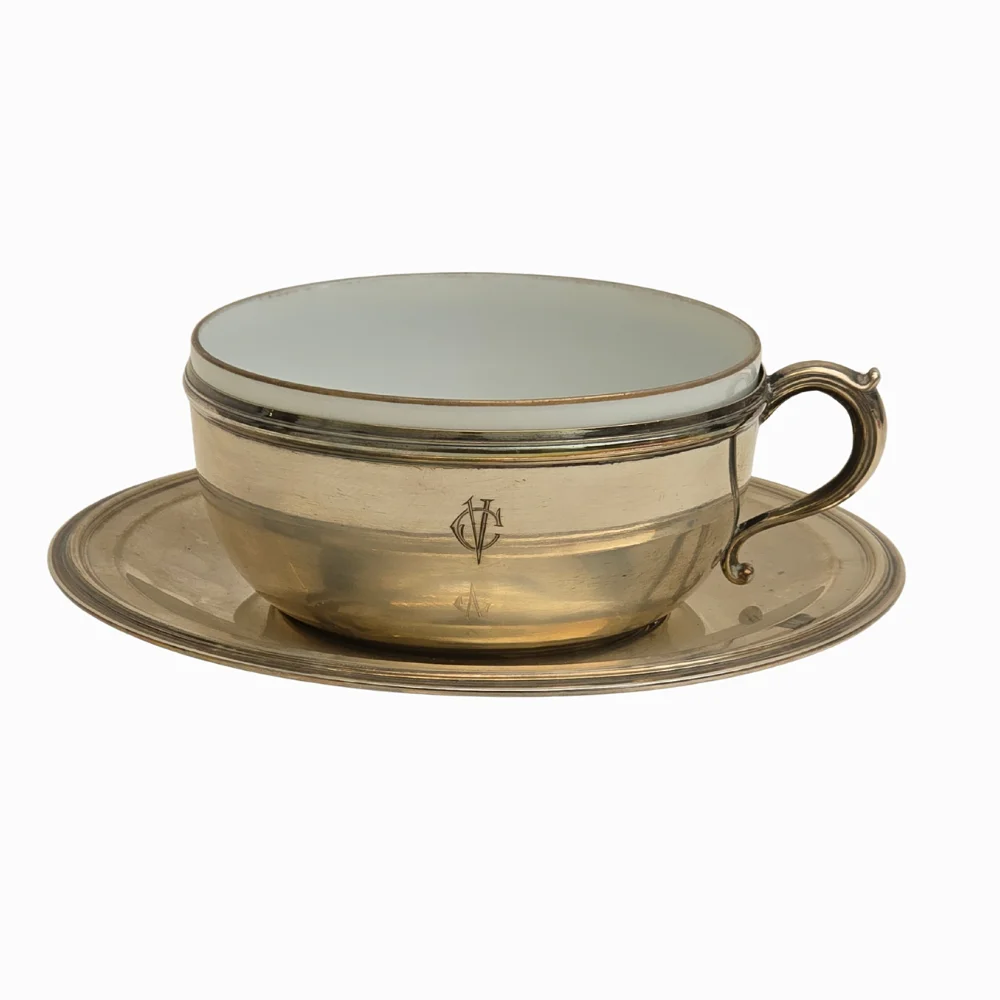 Taza y bajoplato en plata punzonada 916 y porcelana. — Silver — Barcelona Auctions