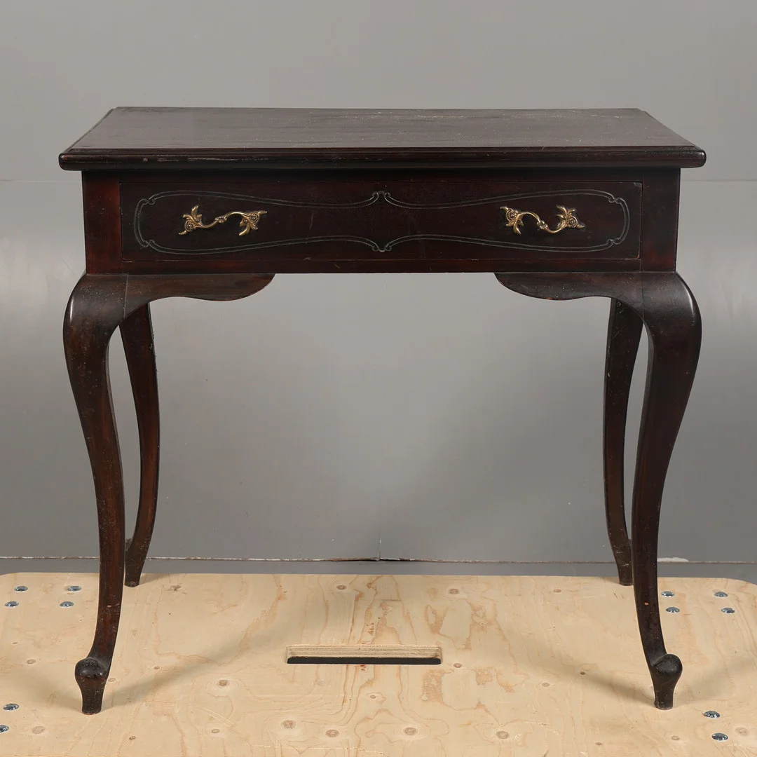 A LATE VICTORIAN MAHOGANY SIDE TABLE. — Tables — Bishop & Miller