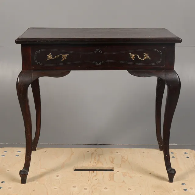 A LATE VICTORIAN MAHOGANY SIDE TABLE.