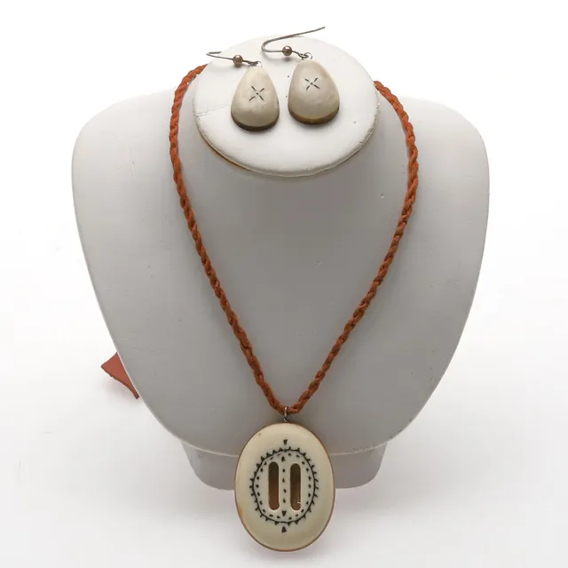 HALSBAND, ÖRHÄNGEN, SAMESLÖJD.