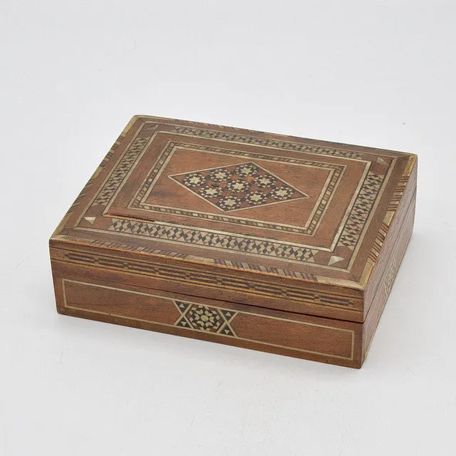 KLEINE MOSAIK SCHATULLE MIT INTARSIEN, AUS HOLZ, HANDGEMACHT, ANTIK, CA. 14X 11X 4,5CM.