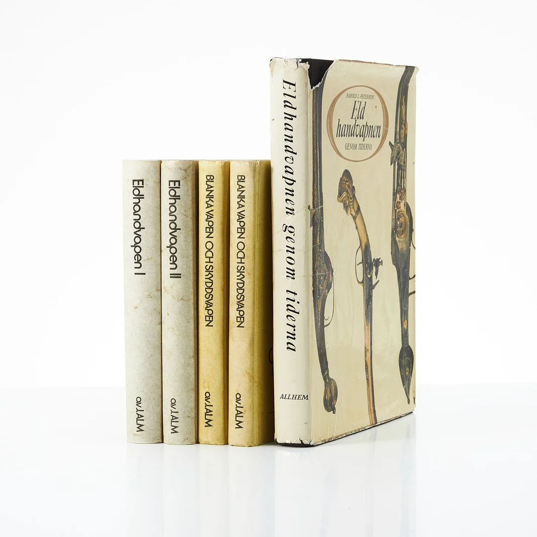 VAPENLITTERATUR, 5 delar, J. Alms "Blankvapen och skyddsvapen" (2 ex), "Eldhandvapen I" och "Eldhandvapen II" samt Harold Petersons "Eldhandvapen genom tiderna". — Books — Stockholms Auktionsverk Magasin 5