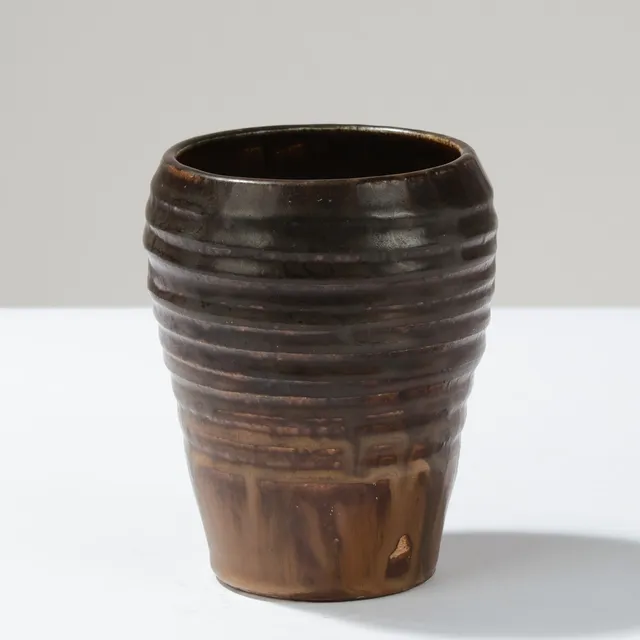 BODE WILLUMSEN (1895-1987). Hånddrejet stentøjsvase med kraftige riller, glaseret i overvejende brune, sorte og mørkegrønne nuancer, eget værksted, Danmark, 1930/40'erne.