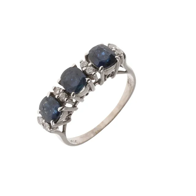 A SAPPHIRE AND DIAMOND RING.