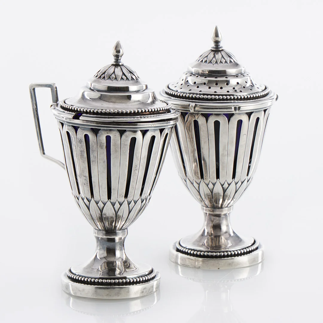 KRYDDSET, 2 delar, silver, fantasistämplar, Kontinentaleuropa 1800-tal, insatser i mörkblått glas, Louis XVI-stil. — Silver — Crafoord Auktioner Stockholm