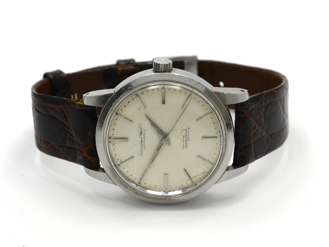 INTERNATIONAL WATCH Co. Schaffhausen, Ingenieur, Cal 852, Serie nr. 1323681, Ref nr. 666 A, Boett nr. 1375141, herrur, 36,5 mm, stål (staybrite), automatisk, plexiglas, skadad urtavla (4/10), skadade visare, skadad boett, innerboett, läderband, ca 1955. Detta är den första generationen av IWC Ingenieur. — Klockor/IWC — Kaplans