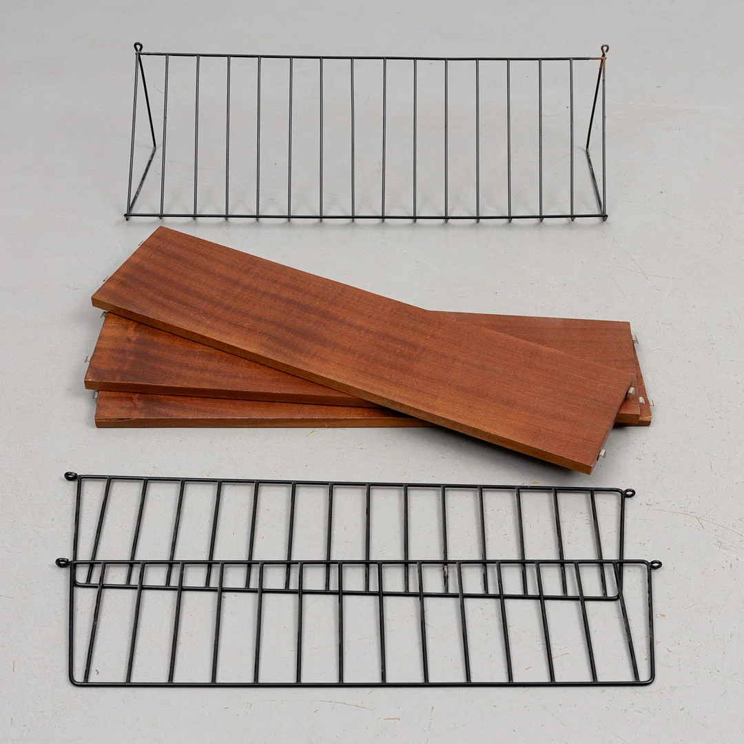 VÄGGHYLLA samt TIDNINGSHYLLA, stringmodell, 1950-/1960-tal. — Cupboards, Cabinets & Shelves — Auktionshuset Kolonn