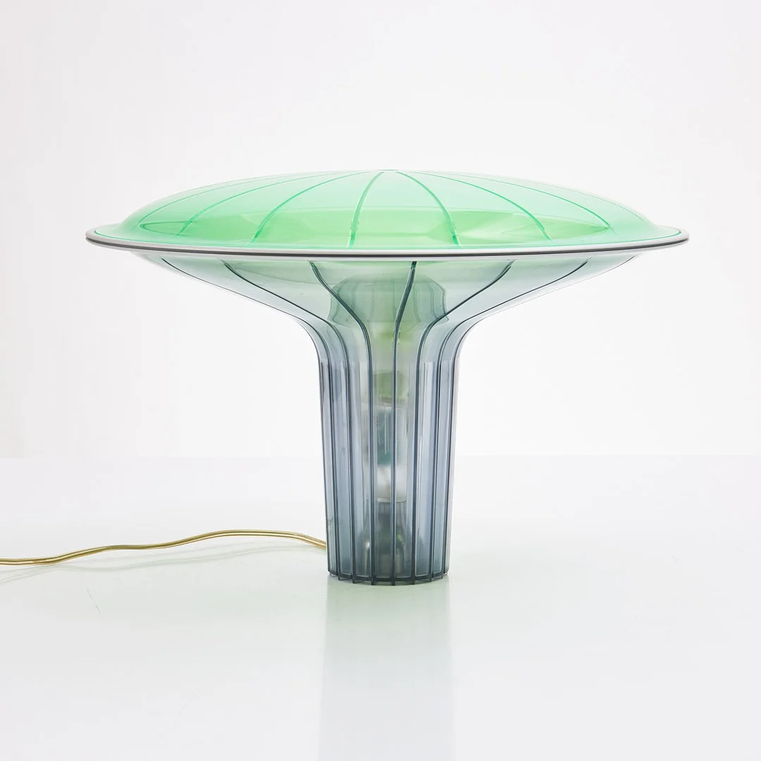 ROSS LOVEGROVE. "Agaricon", bordslampa, Luceplan, Italien. grön plast med aluminiumkant. — Table Lamps — Stockholms Auktionsverk Magasin 5