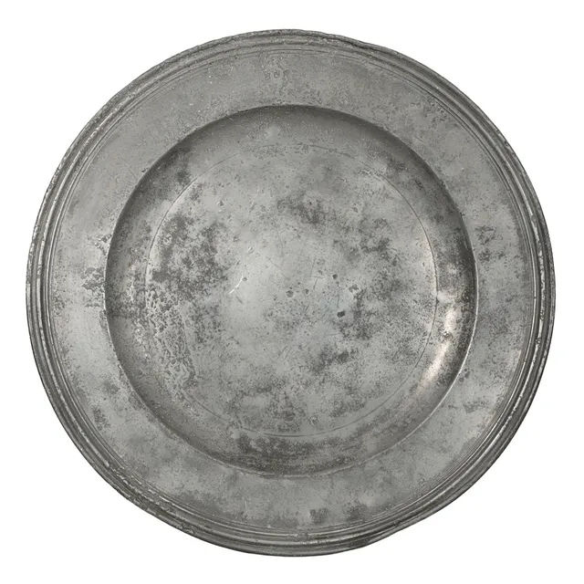 A LATE 17TH CENTURY PEWTER MULTI REEDED BROAD RIM CHARGER.