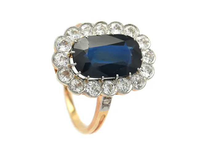 CARMOSÉRING, 18K guld, ovalslipad mörk safir ca 3,9 ct, 18 gammalslipade diamanter ca 1,00 ctv, ca W/VS-SI, stl 18,5 mm, vikt 6,2 g, ett par diamanter med nagg.
