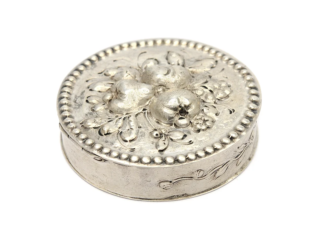 DOSA, silver, blomsterdekor, troligen Tyskland, 1900-tal, diameter 62 mm, vikt 61,5 g. — Silver/Dosa — Kaplans