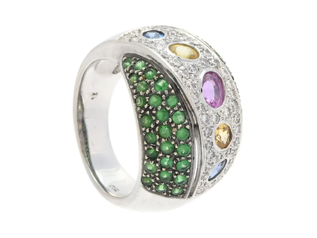 RING, 18K vitguld, behandlade safirer i olika färger, tsavoriter, briljantslipade diamanter ca 0,50 ctv, stl 17,5 mm, vikt 13,8 g, vissa tsavoriter har mindre nagg. — Smycken/Ring — Kaplans