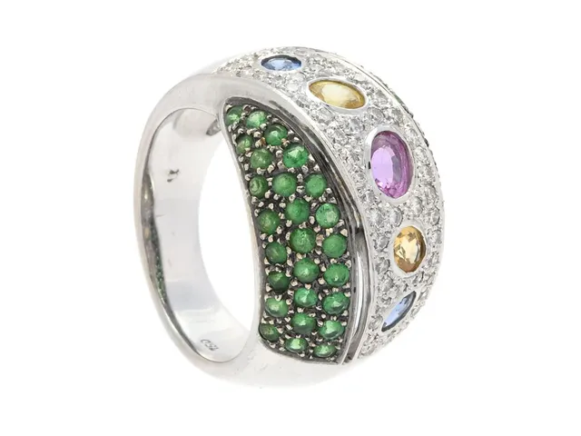 RING, 18K vitguld, behandlade safirer i olika färger, tsavoriter, briljantslipade diamanter ca 0,50 ctv, stl 17,5 mm, vikt 13,8 g, vissa tsavoriter har mindre nagg.